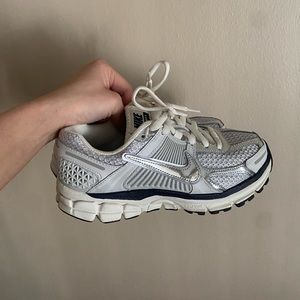 Nike Zoom Vomero 5
Photon Dust Metallic Silver (Women's) Size 6